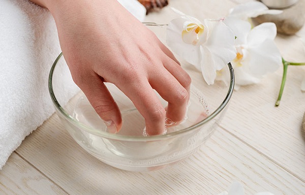 Làm thế nào để gỡ móng giả trên móng tay? 